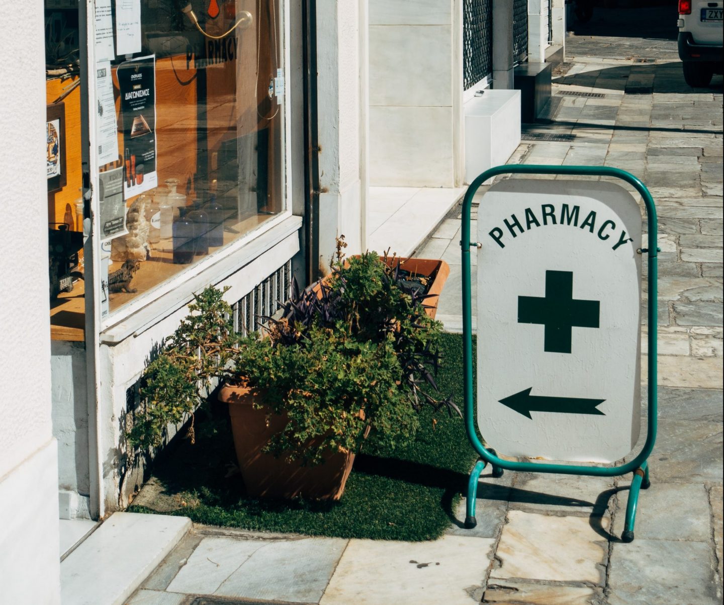 Sign pointing to the left saying